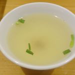 東京カオマンガイ - まずはスッキリキレがあるのに旨味たっぷりアツアツなスープを飲み