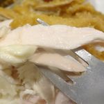 東京カオマンガイ - 続いてはボイルドチキンを食べてみると、お肉はふんわりとした食感で旨味たっぷりで後味さっぱり！甘く濃くのある黒タレとの相性が抜群です。