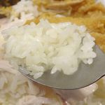 東京カオマンガイ - チキンライスはコメは固めで張りがあり、米粒1粒1粒に穏やかながらしっかりと鶏の旨味がしみ込んで本気で旨い！　