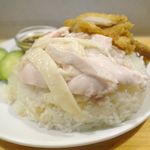 東京カオマンガイ - チキンライスＭｉｘには、バランスよくボイルドチキンとフライドチキンがご飯の上に盛り付けられています。