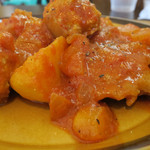 食堂コヨミ - はぎちくポークとキタアカリのトマトみそ煮込み