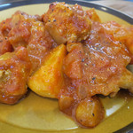 食堂コヨミ - はぎちくポークとキタアカリのトマトみそ煮込み