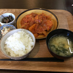 食堂コヨミ - はぎちくポークとキタアカリのトマトみそ煮込み