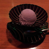瀬里奈 本店 - 　タロイモのアイスクリームです。このアイスクリームは、瀬里奈でしか食べれない希少なスイーツです。