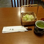 Togakushi Soba - 先ずはお茶・お手拭き・お箸とネギが出されます