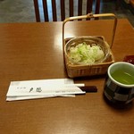 戸隠そば  - 先ずはお茶・お手拭き・お箸とネギが出されます