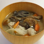 松茸と天然きのこのお食事処 秋あじ - 天然きのこの豚汁　天然のきのこを信州味噌仕立ての豚汁。450円