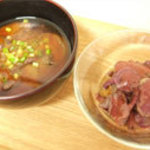 松茸と天然きのこのお食事処 秋あじ - あみ茸の赤だし＆あみ茸のレバ刺し風（土・日・祝日限定）あみ茸の赤だし　400円　あみ茸のレバ刺し風　350円