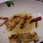 ジョリーパスタ - ベーコンとオニオンのペペロンチーノ637円+大盛248円　麺を平らげた後に残った具材