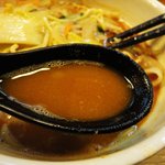 湯島天神町　ブタキムチラーメン - スープ