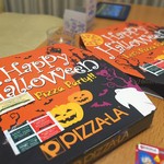 Piza-Ra - ハッピーハロウィンいえーい！（笑）本日地域イベントごと多し…。もう外に食べに行く元気もありません…(>_<) しかし家族3人でLサイズ２つは迫力あるな。