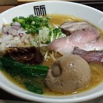 味玉鶏ホタテそばのアップ。
