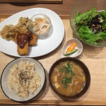 マクロビオティック カフェ エヴァ ダイニング - 日替わりのランチ¥1000。