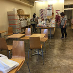 播磨屋本店 - 店内も広々。
