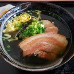 まーさむん家 麺そーれ - 三枚肉そば(イカスミ麺)