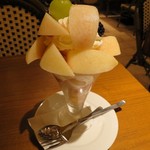 果実園 リーベル - 桃のパフェ(¥1,800−)
