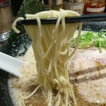 熟成豚骨ラーメン専門 一番軒 - 麺(201610)