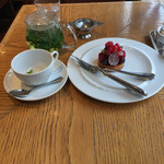 パティスリー・パリセヴェイユ - タルト オ フリュイルージュ（600円）とミントティー（735円）