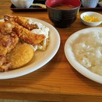 珈琲一族  - 鶏唐揚げとエビフライとクリームコロッケのセット　850円也❕