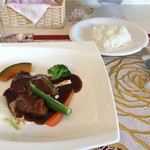 カフェレストラン  びすとろアン - 角度を変えて、ライス半分です（今日も笑）
      