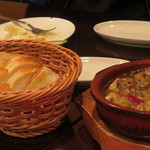 スペイン食堂 八幡バル8 - マッシュルームのアヒージョとパン