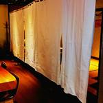 Ikiiki Aru - ３０名以上の団体様用、のれんで個室を演出。