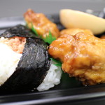 ニューデイズ - 料理写真:2016/10 ハイ・カラおむすびセット 296円。