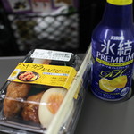 ニューデイズ - ハイ・カラおむすびセット 296円。氷結プレミアムレモン瓶 214円。