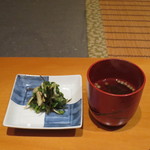 日本料理 幸庵 - もずくとあられのすまし汁に、塩こうじ昆布の漬物