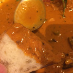 Spice&Dining KALA - 201610再訪  ソフトシェルクラブのソースにガーリックパンをつけて