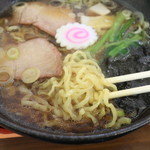 白河ラーメン みちのく - 例によって麺を前に　縮れ麺で幅広さにムラがあるのが絶妙なのだ