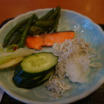 Nihonkai Shouya - 焼き鮭、しらすおろし、いんげんの胡麻和え、漬物（胡瓜、白菜）