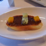 レストラン サンパウ - トーストパン、ビール酵母のソース、キウイとマンゴー