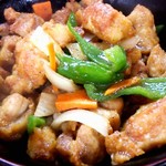 竜丹 - 甘めの味付けご飯がすすむ「チキン丼」