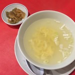 中国料理 沙流川 - 小ライスにはスープ、搾菜が付いております。