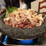 Ishinabe No Guchi Shiroganetei - 山盛りのお肉、下には野菜がたっぷり