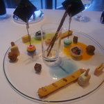 レストラン サンパウ - 小菓子、真ん中に甘草とシドラルのスティック