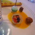 レストラン サンパウ - 左から天使の髪のパイ、ゴマとチョコレートのボンボン、フルーツゼリー（苺とブルーベリー）