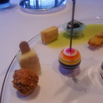 レストラン サンパウ - 左から木苺のクランブル、トゥロンのミニアイス、レーズンバターサンド、フルーツゼリー（ラズベリー）。