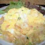 Mesai - 海老いりのふわふわ卵焼き。柔らかい卵の甘さにはチリソースとケチャップで。
