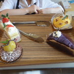 ビスキュイ - 店員さんの腕も写っちゃった　　ケーキ決まり購入～