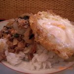 Mesai - 豚粗挽き肉のバイカパオ炒めをご飯にのせて目玉焼きと食べる屋台料理。癖になる〜