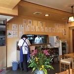 手もみそば 長壽庵 - 生花の飾られた店内