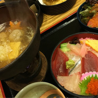 喜久鮨 - 旬の魚のらんち ¥900(税抜)
                    秋刀魚のつみれ鍋、ちらし寿司、サラダ