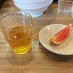 麺や しし丸。 - ジャスミン茶と、ピンクグレープフルーツ。ジャスミン茶の量は、提供時の量です(^_^;)