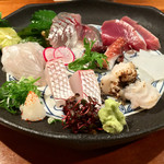 旬魚処 海蔵 - お造り盛り合わせ
      このラインナップでも、この日はイマイチな仕入れだとのこと…。次回への期待も高まります♫