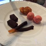 Dining & Bar TENQOO - チョコレートとマカロンとマドレーヌ