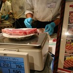 いきなり!ステーキ - 肉のカットコーナー