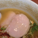 麺屋武一 - 鶏チャーシュー
      肉厚で柔らか、臭みもなく食べ易い個人的に好きです