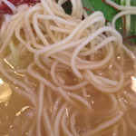 麺屋武一 - 濃厚鶏白湯そばの麺 
      加水少なめで固めの茹で具合、細麺で濃厚白湯スープが良く絡みます